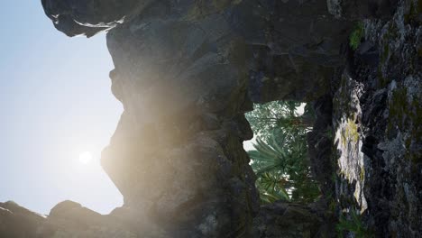 Vertikale-Aufnahme-Einer-Tropischen-Höhle-Bei-Sonnenuntergang